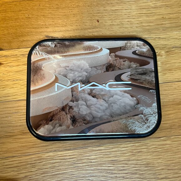 MAC cosmetics Connect In Colour Eye Shadow Palette: Unfiltered Nudes - Picture 3 of 4